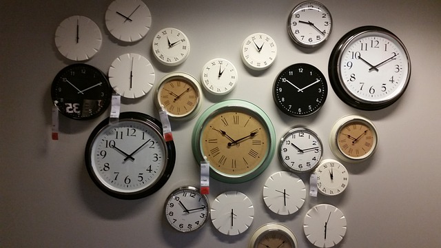 Timpul, prinși în cadran: cele mai creative și funcționale ceasuri de perete pentru acasă
