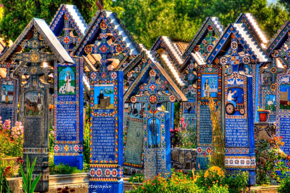 Viață și umor dincolo de moarte: poveștile de pe crucile colorate din Cimitirul Vesel