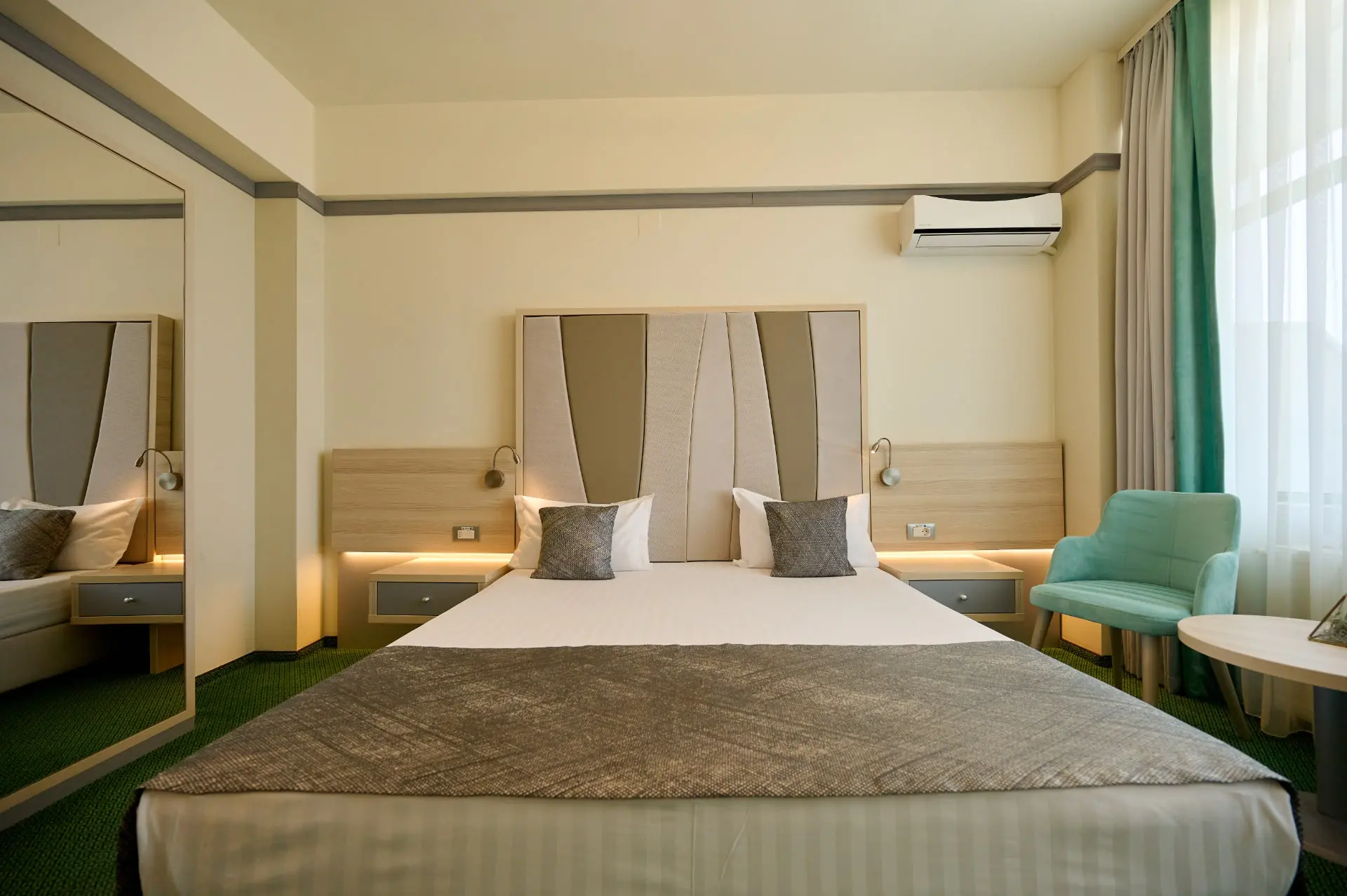 Hotel pe plajă în Mamaia: avantaje reale, diferențe de preț și ce primești în plus