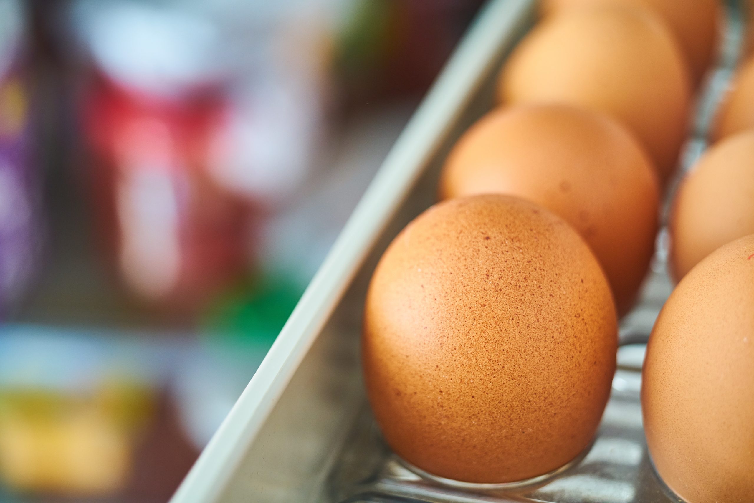 Cum organizezi alimentele în frigider pentru a le păstra proaspete mai mult timp