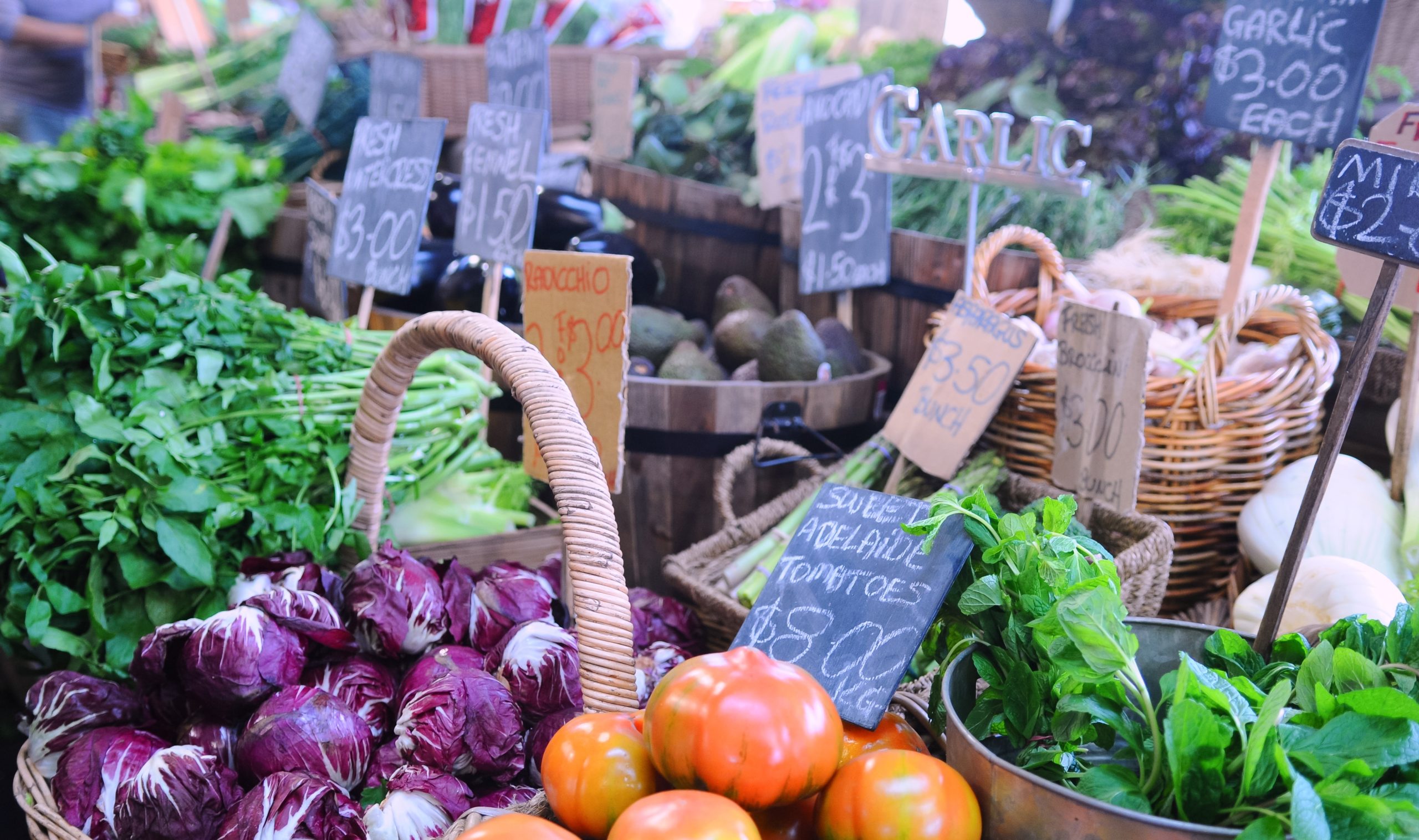 Produse românești sau din import? Ce influențează diferențele de preț din supermarketuri?